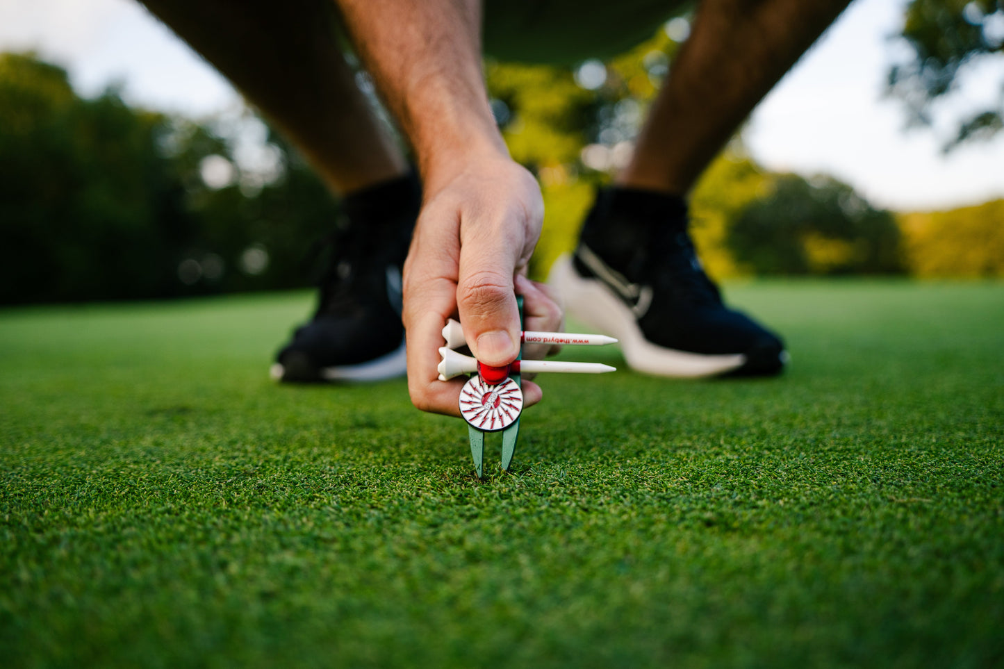 THE BYRD GOLF DIVOT CLYP - GREEN PARAKEET